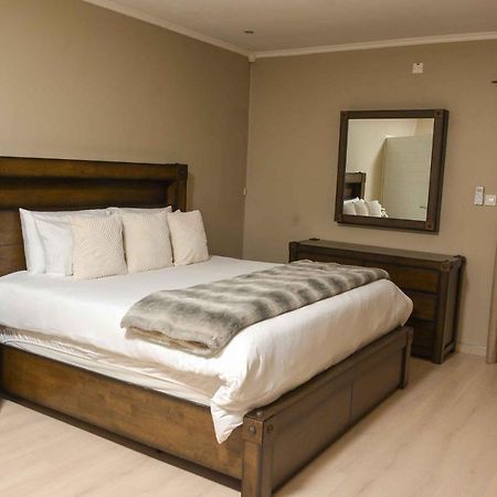 Immaculate Villa Gaborone Ngoại thất bức ảnh