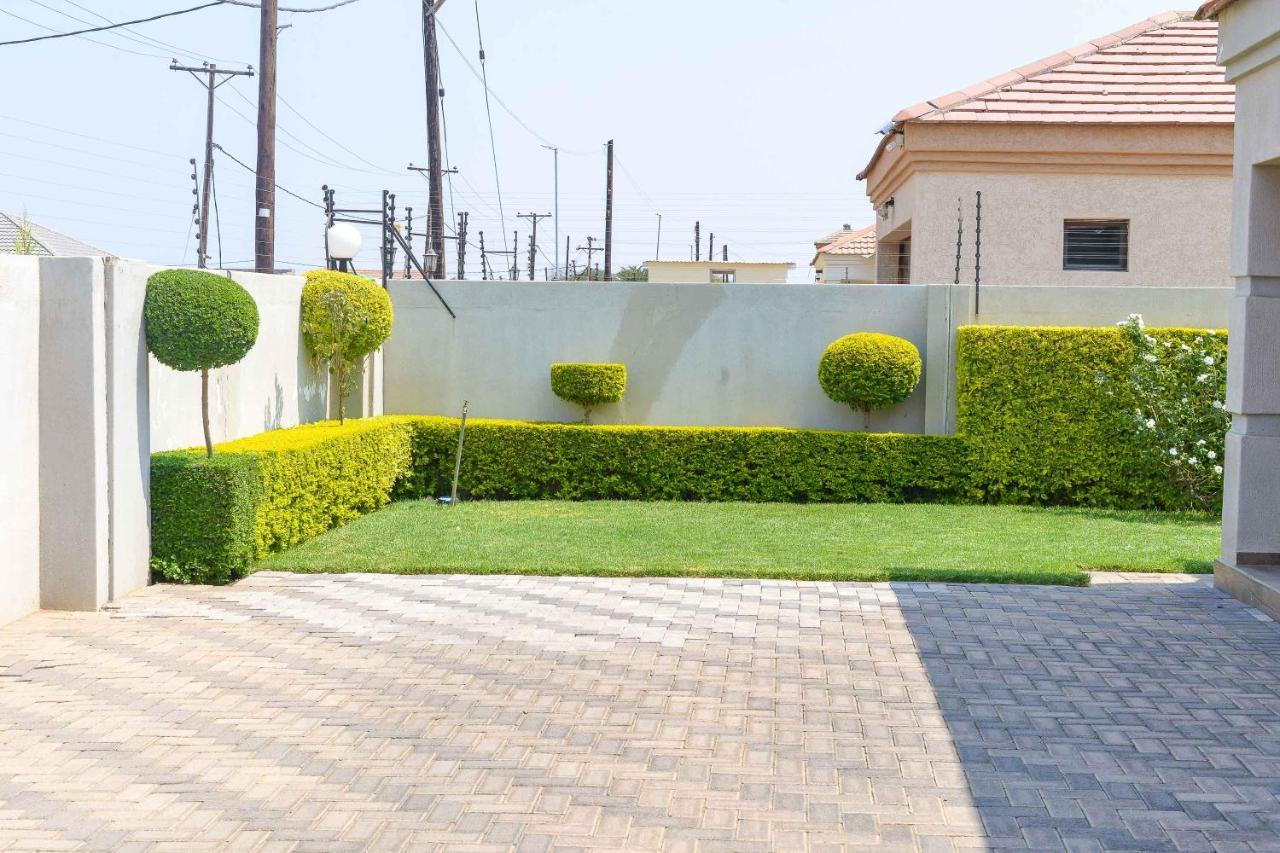 Immaculate Villa Gaborone Ngoại thất bức ảnh